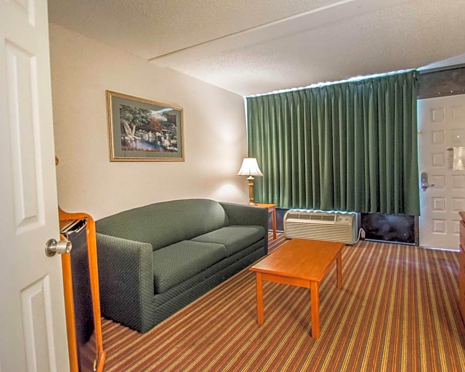 Quality Inn & Suites At Tropicana Field