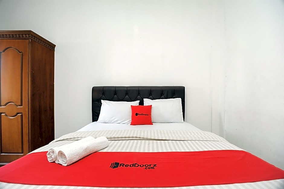 RedDoorz syariah near AEON Mall Tanjung Barat