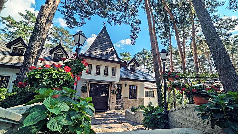 Complex Parc Pini Moinesti