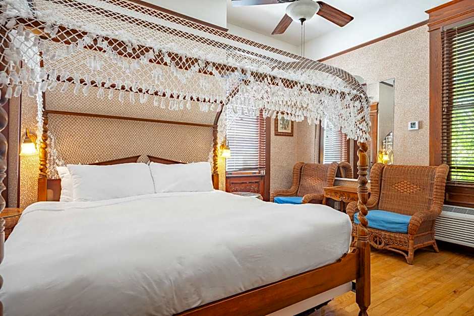 Deluxe King - Curry Mansion with Pool!