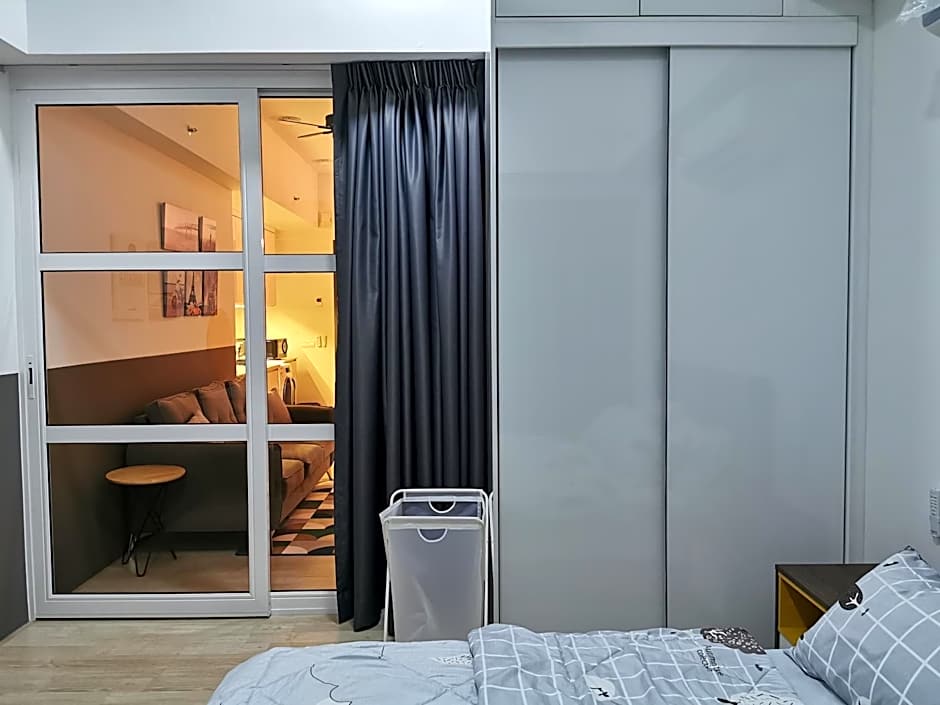 REVO at AURORA PLACE, Pavilion 2, 5 Minutes To AXIATA ARENA BUKIT JALIL FREE WIFI by De Harlequins Guesthouse
