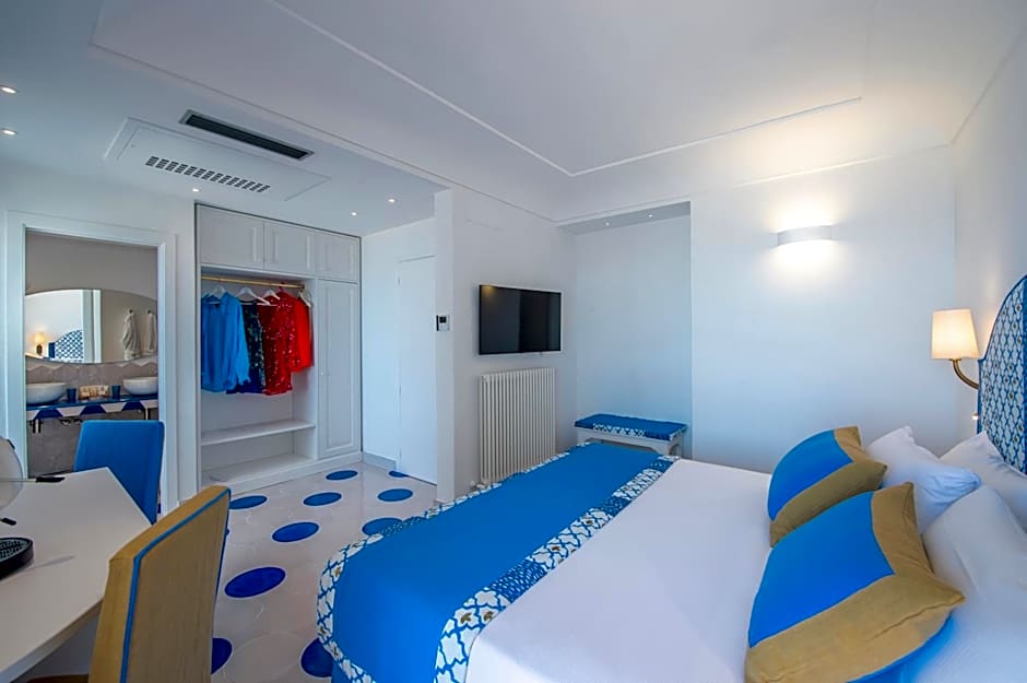 Photo 1 of 11 of 1 King Bed, Jetted Tub, Sea View, Terrace