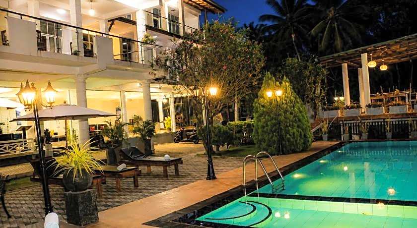 Queens Beach Hotel