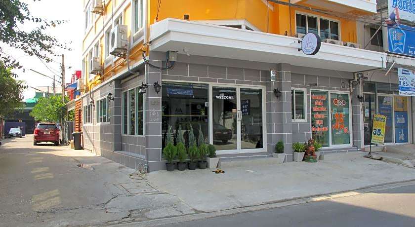 Hoppers Place Donmuang Hostel