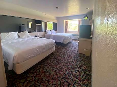Queen Room with Two Queen Beds - Disability Access - Roll In Shower