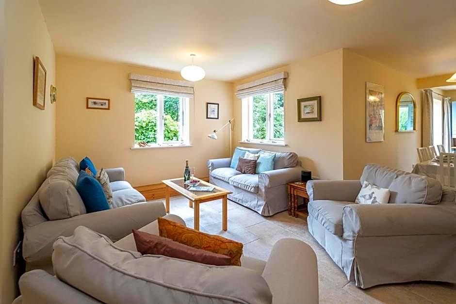 Willow House in Knodishall, Sleeps 7 - Only a short drive from Aldeburgh, Thorpeness & Snape Maltings - Managed by Aldeburgh Coastal Cottages