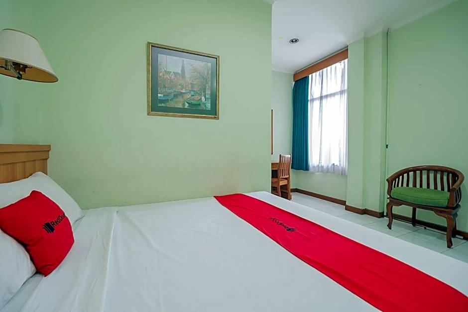 RedDoorz Plus near Kemang Raya