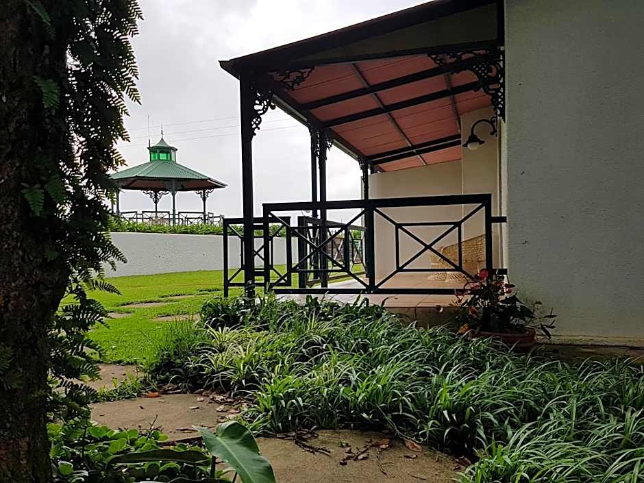 Sherwood's Country House