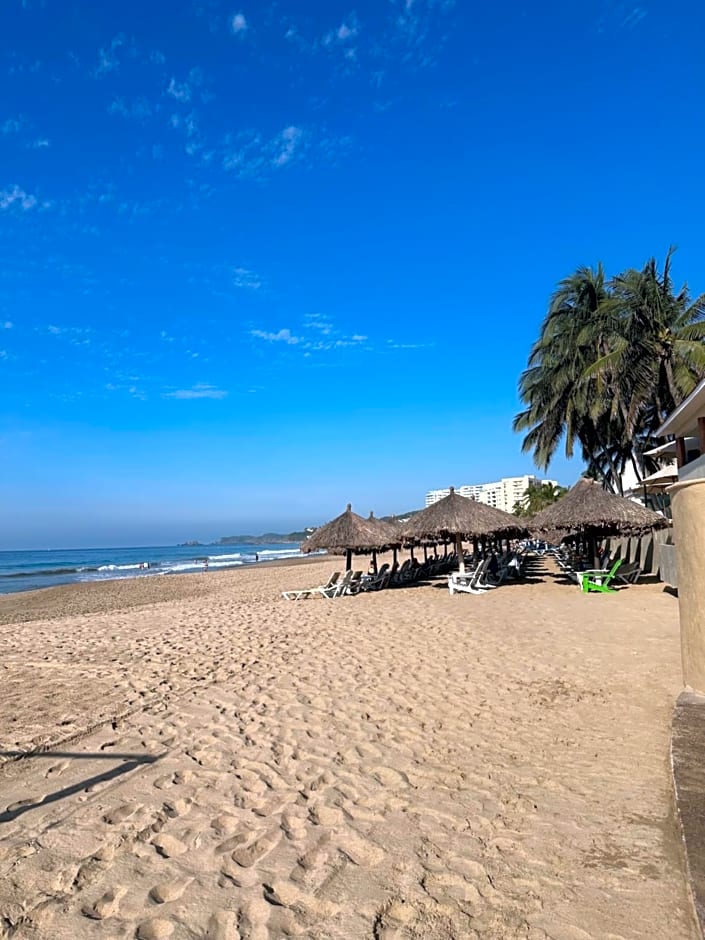 HAB PTa B ÁREA DE VILLAS DENTRO DEL HOTEL Junto al Krystal EN IXTAPA WIFI 2A 1M Con playa