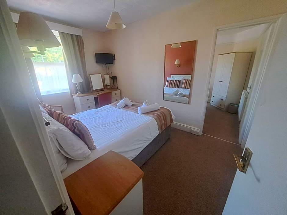 Lion Hotel & Studio Apartments