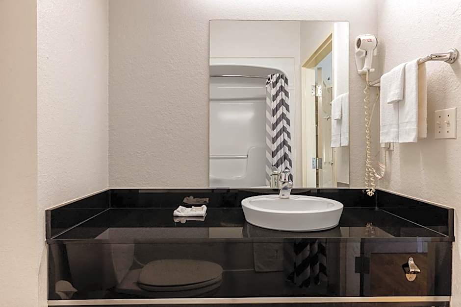 Studio 6 Toronto - Mississauga