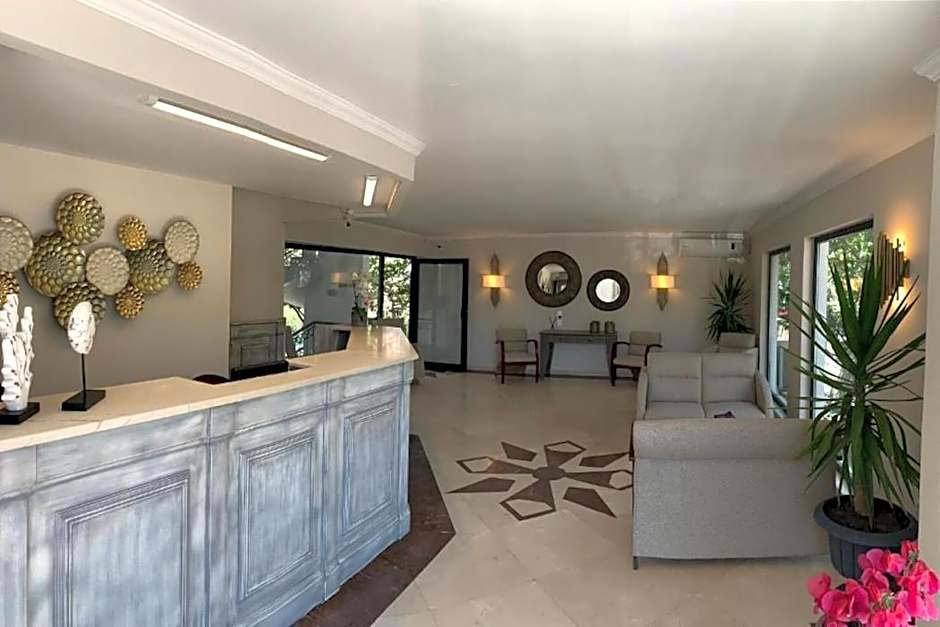 Moonshine Hotel & Suites