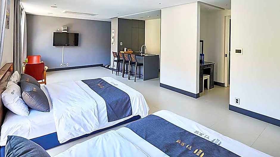 Crest72 Hotel