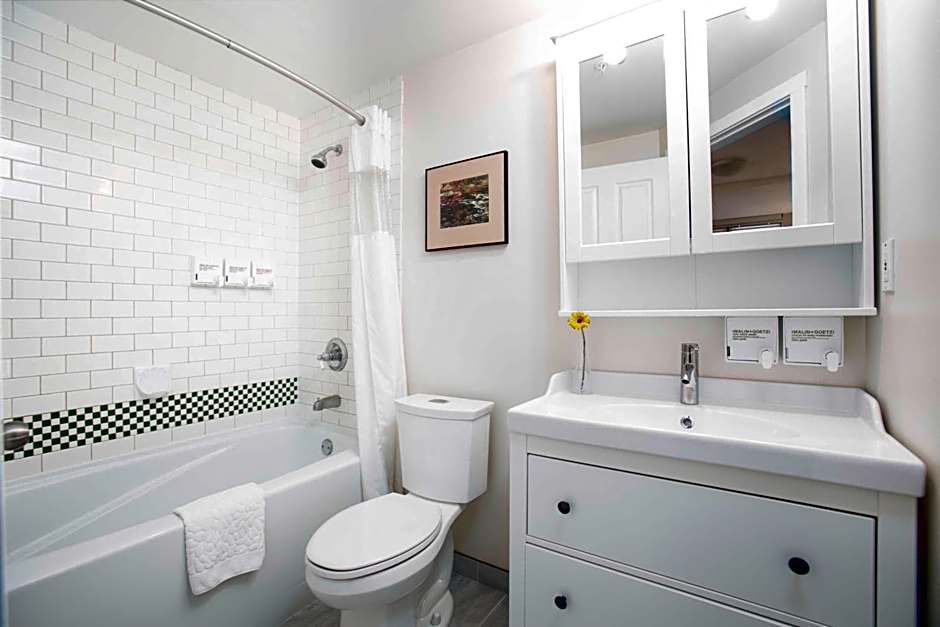 Alpenglow Lodge Sunny Studio with Sitting Area by MVA