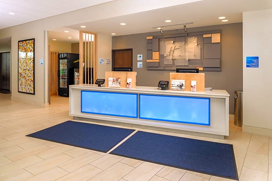 Holiday Inn Express & Suites St. Petersburg - Madeira Beach