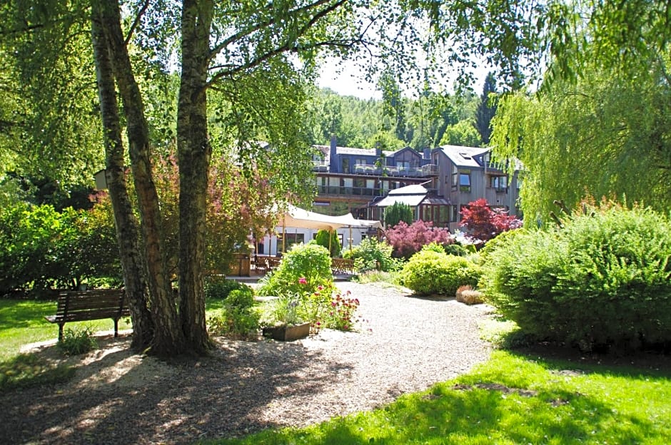 Logis Hostellerie De La Claire Fontaine