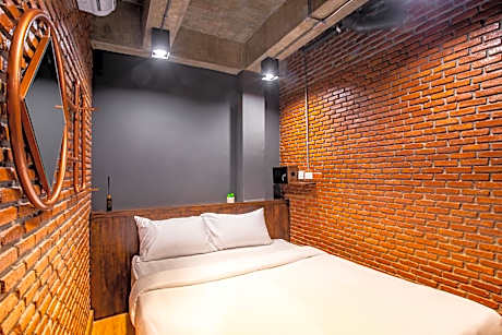 Superior Queen Room with Shared Bathroom