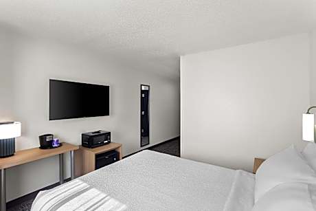 1 Queen Bed Mobility Accessible With Tub