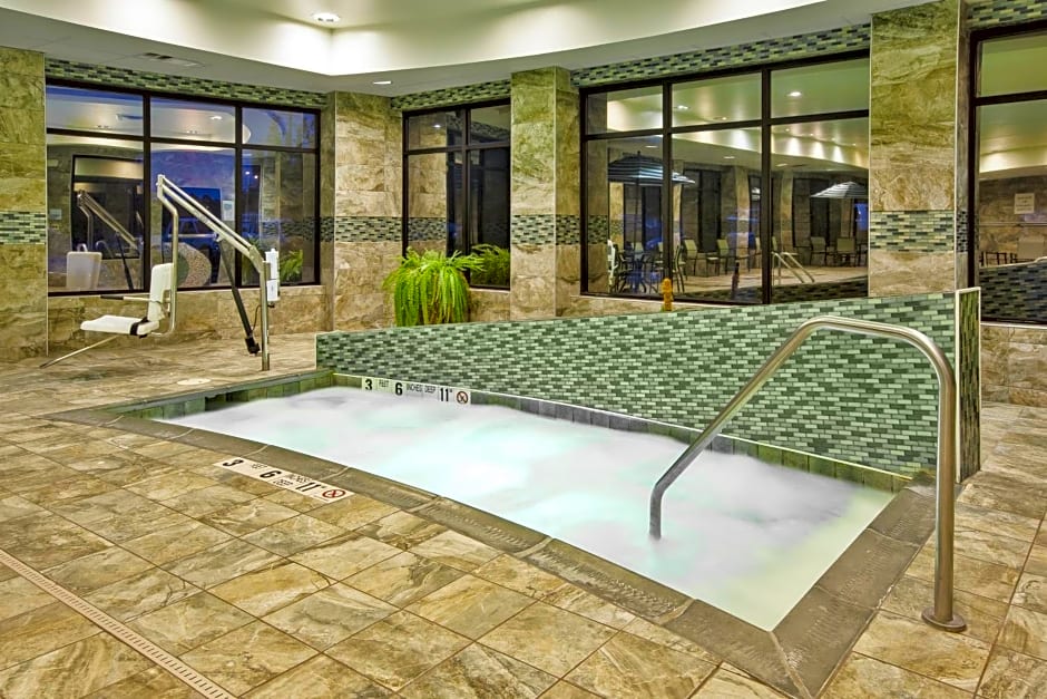 Holiday Inn Express & Suites Geneva Finger Lakes