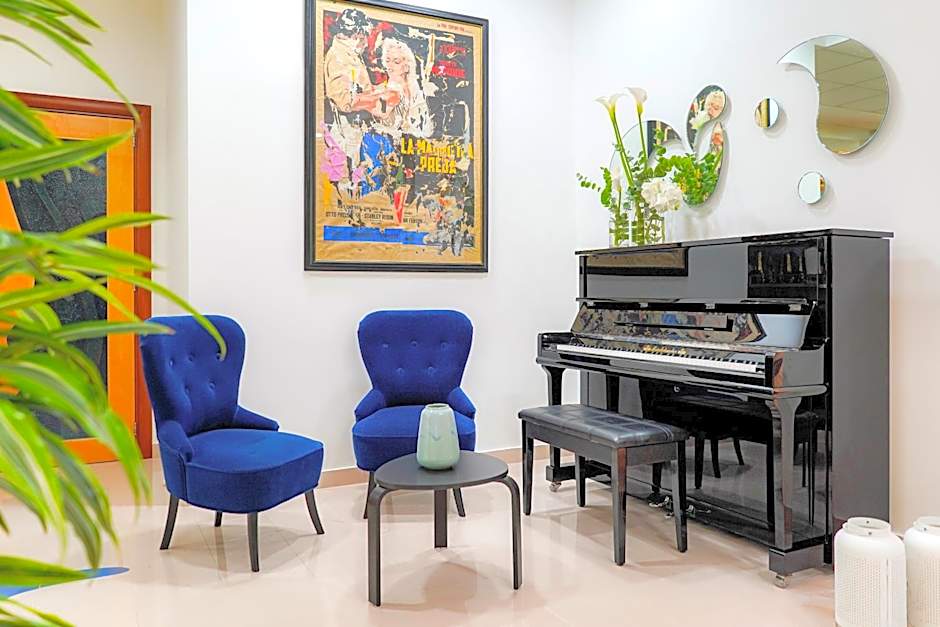 Piccadilly Rooms Restaurant and Beach