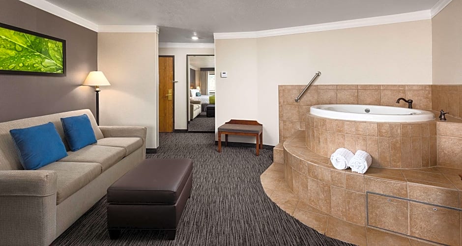 Photo 1 of 11 of 1 King Bed with Sofabed, Whirlpool