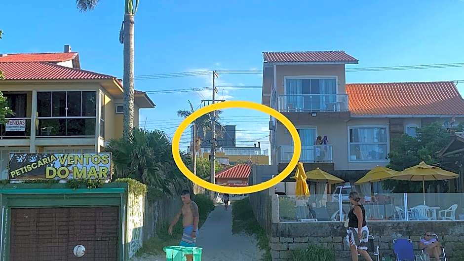 Passos da praia c/ piscina apto iluminado e novo