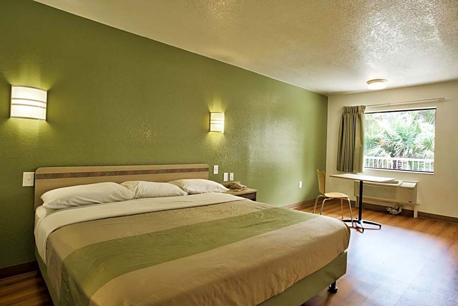 Motel 6-Tallahassee, FL - Downtown