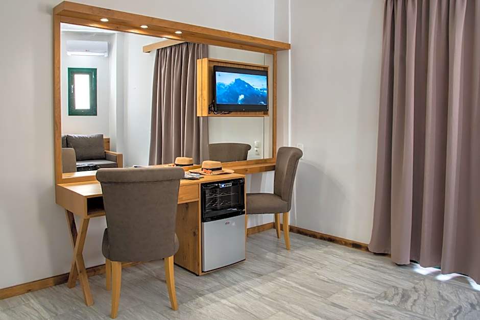 Elmi Beach Hotel & Suites