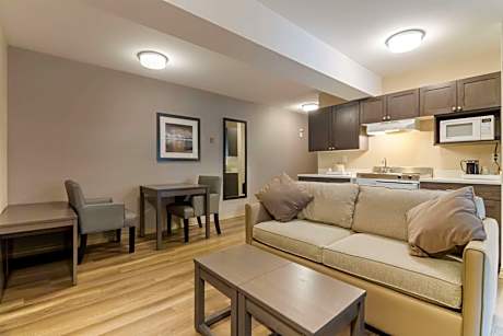 Queen Suite with Full Kitchen and Mountain View - Non-Smoking