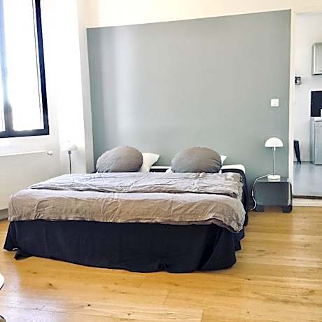 Gîte-Le Flat avec terrasse -Design-Bain à remous-Vue sur Piscine