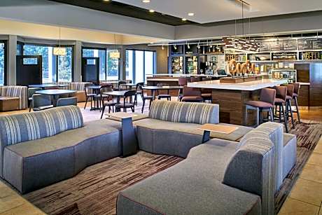 Courtyard By Marriott Detroit Warren