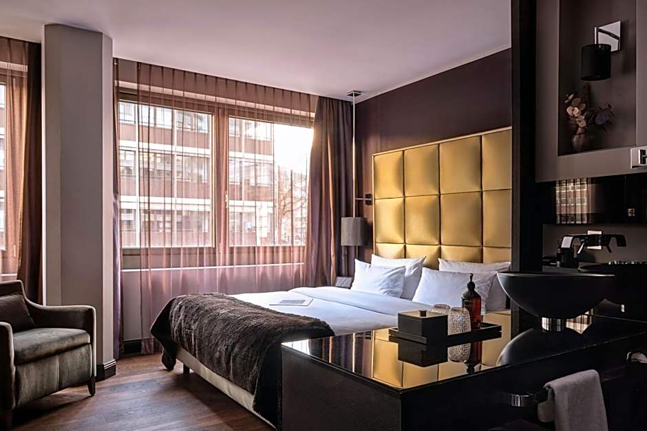 Roomers Frankfurt Central, Autograph Collection