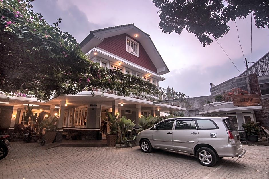 Front One Boutique Baluran Malang