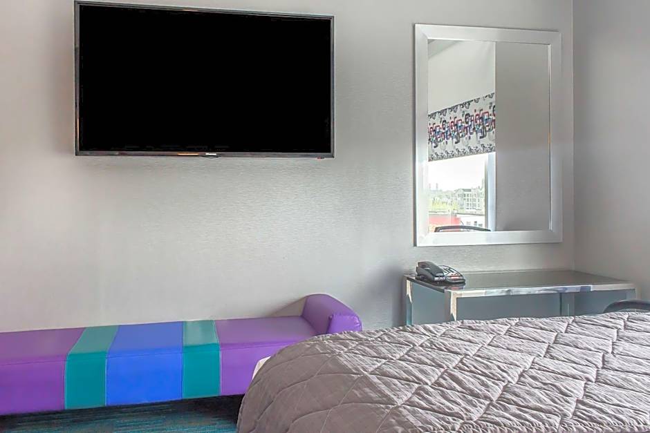 Umbrella Hotel Bronx