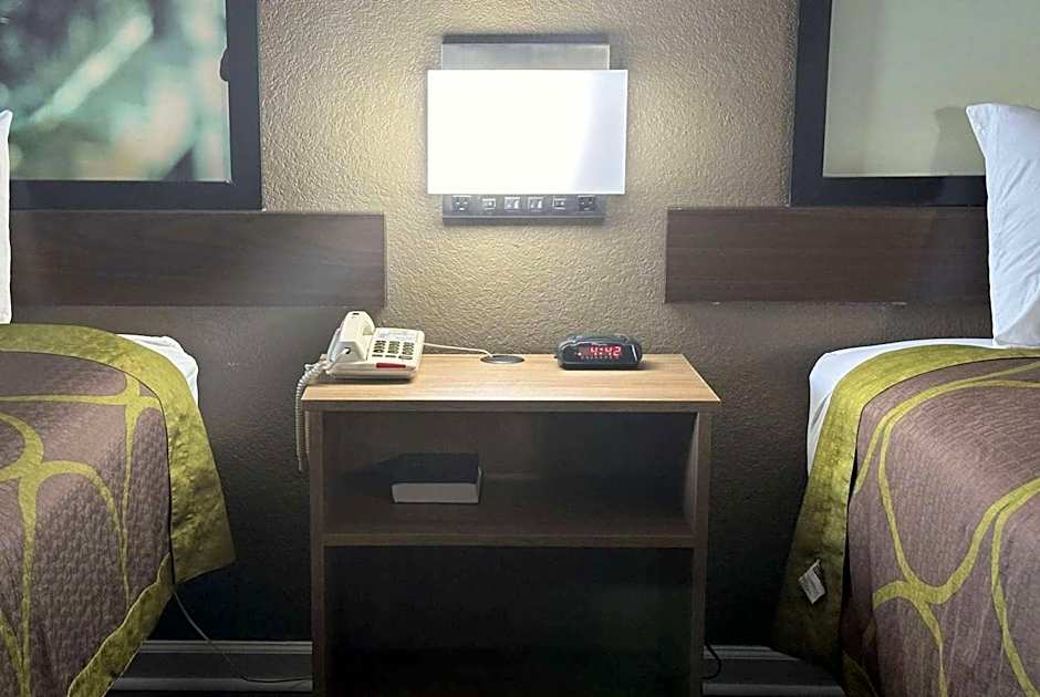 Super 8 by Wyndham Monroe