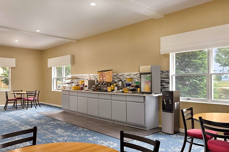 Days Inn and Suites by Wyndham Sikeston