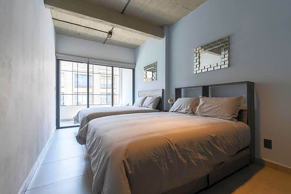 P402 Private balcony Apt 3Bdrm 2bth AC Rooftop