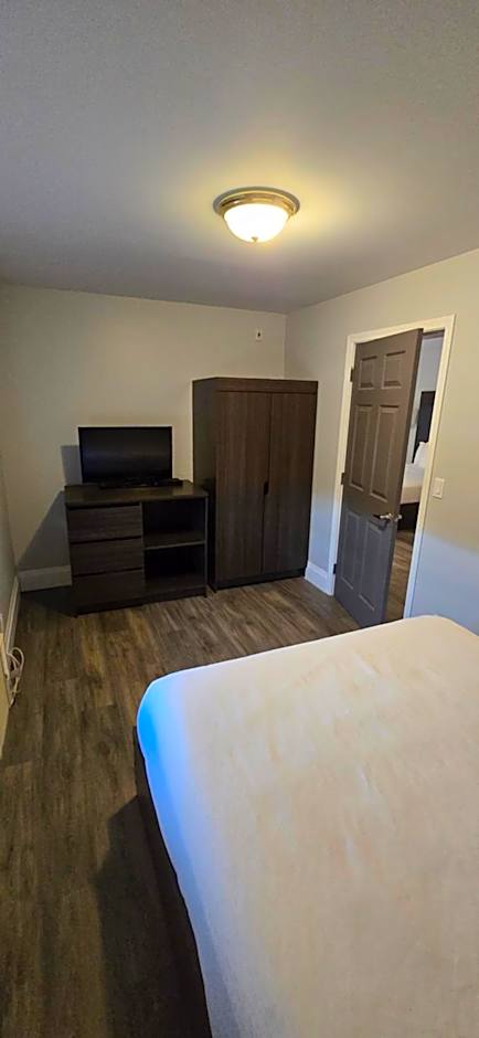 Photo 1 of 8 of 3 Queen Beds