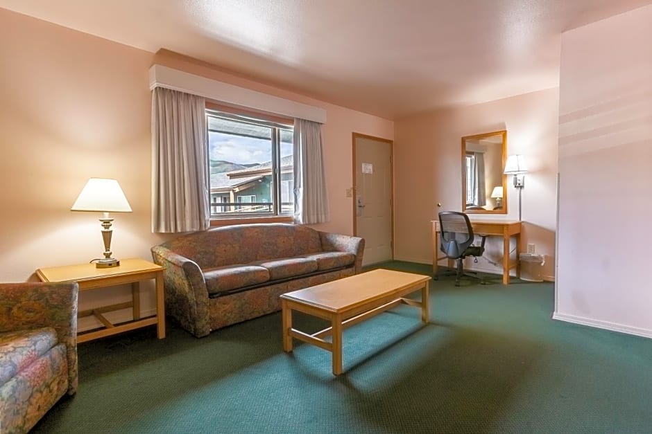 RiverTree Inn & Suites