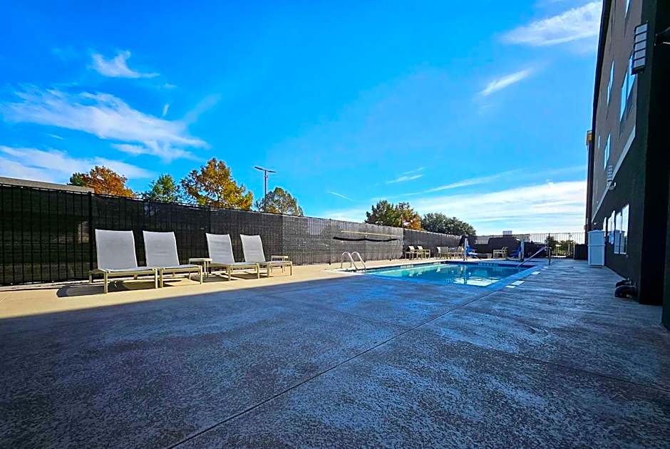 La Quinta Inn & Suites by Wyndham-Red Oak TX IH-35E