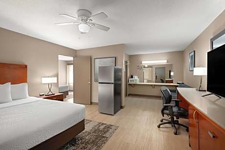 One-Bedroom Suite with One King Bed and Two Queen Beds, Non-Smoking