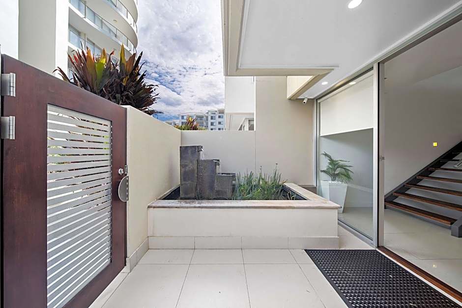 Absolute Beachfront Marcoola - Private Pool - Private Spa Bath - Games