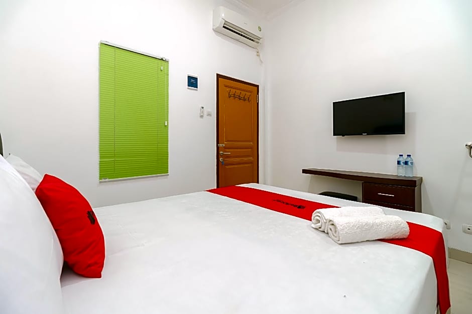 RedDoorz near Kejaksan Station Cirebon 2