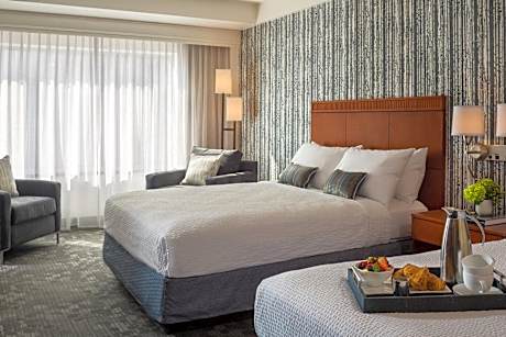 Queen Room with Two Queen Beds, City View and Roll-in Shower - Mobility Accessible