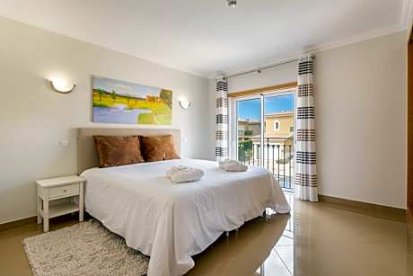Three-Bedroom Premium Townhouse (Free Spa Included)