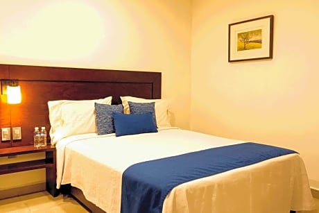 Basic Triple Room with Shared Bathroom