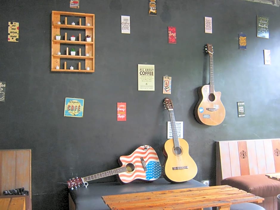 Aqilakost n Cafe Gadog Puncak
