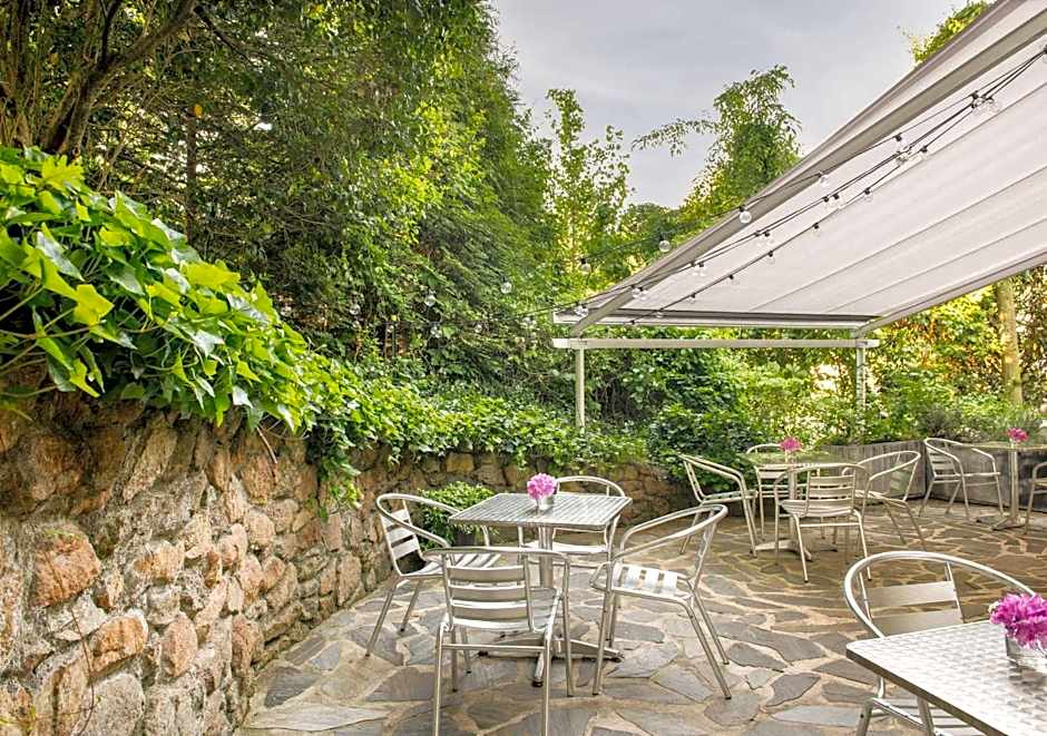 Oakhurst Inn at the University