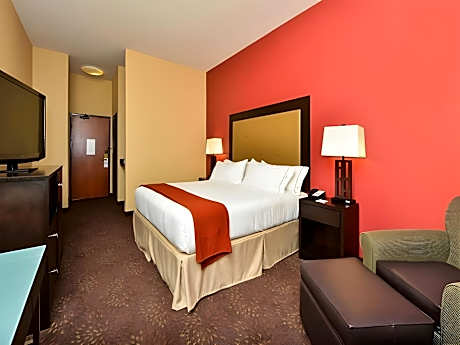 Family Suite W 1 King 2 Queen Non-Smoking