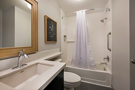 Studio Suite - Queen - Mobility Accessible - Tub